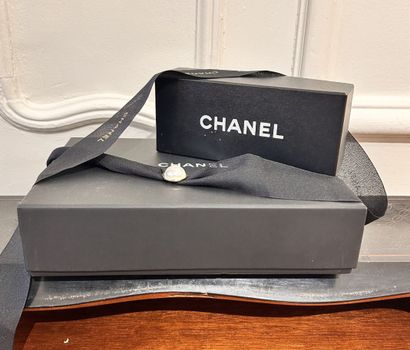 CHANEL

Long Ruban orné d'une demi-perle...