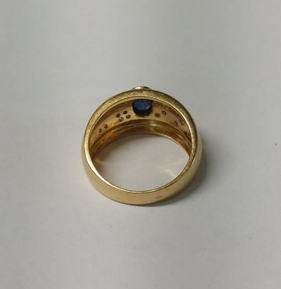 18K yellow gold ring centered on an oval...