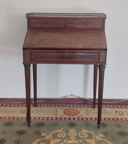PENTE DESK in mahogany and mahogany veneer...