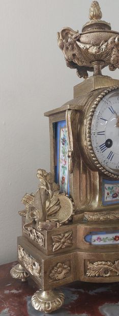 PENDULE in gilt bronze, chased and porcelain...