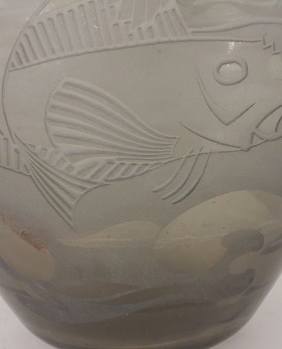 VASE ART DECO en verre pressé moulé à décor...