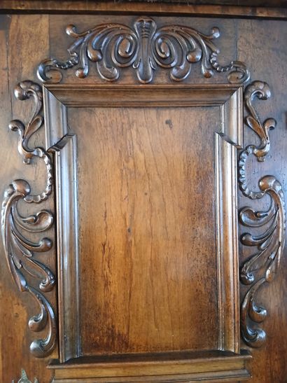 GERMAN BONNETIERE in molded and carved natural...