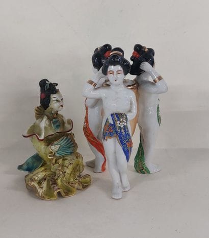 JAPAN

Three geisha vase in Kobe Maruni porcelain...