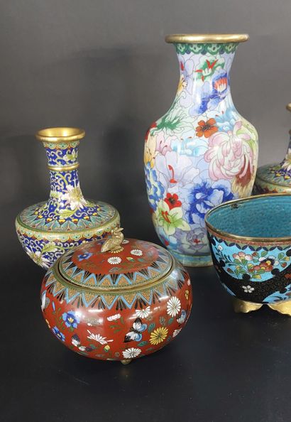 LOT of cloisonné objects including :

- vases

-...