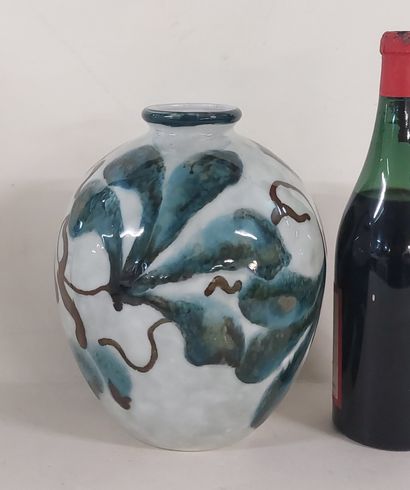 THARAUD LIMOGES

Vase boule en porcelaine...