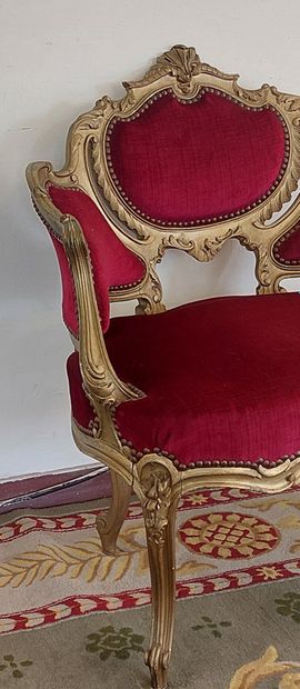 LARGE BERGERE in gilded, moulded and carved...