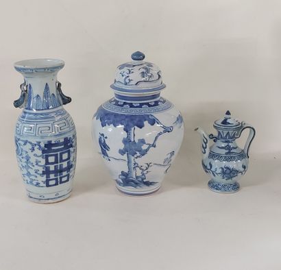 CHINE

- un pot couvert en porcelaine à décor...