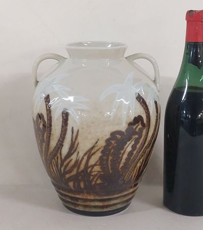 THARAUD LIMOGES

Vase à anses en porcelaine...
