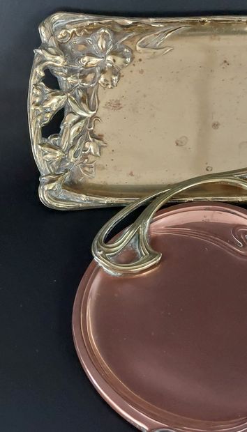 DEUX PETITS PLATEAUX Art Nouveau en laiton...