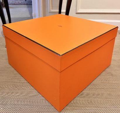 HERMES PARIS

Grande boite en carton orange.

30...