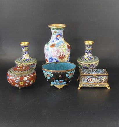 LOT of cloisonné objects including :

- vases

-...