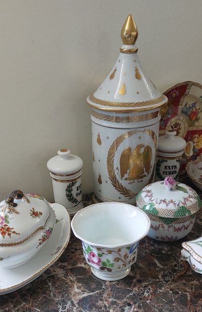 LOT of porcelain objects including:

- medicine...