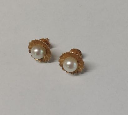 PAIR OF EARRINGS in 18K gold and pearls

PB...