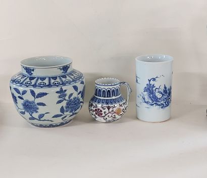 CHINE

- un cache-pot en porcelaine

- un...