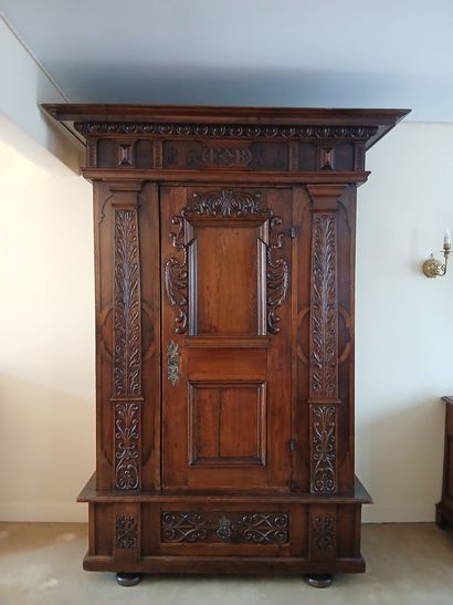 GERMAN BONNETIERE in molded and carved natural...
