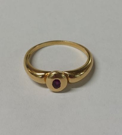 18K yellow gold ring set with a small oval...