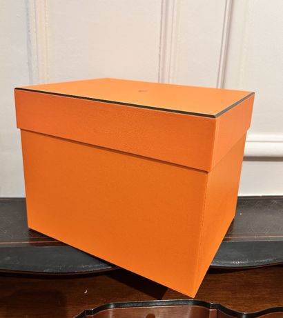HERMES PARIS

Boite en carton orange.

21...