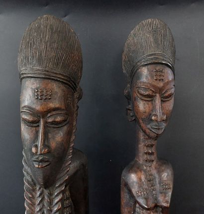 BAOULE 

Two statuettes in carved wood 

20th...