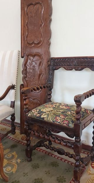 LOT including : 

- two molded and carved...