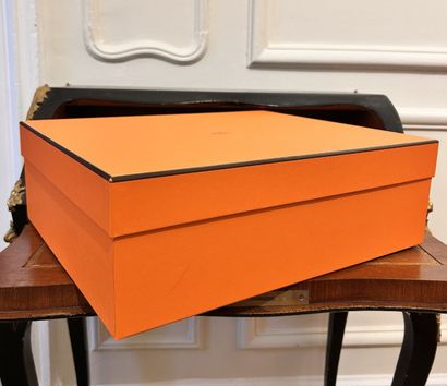 HERMES PARIS

Grande boite en carton orange.

13...