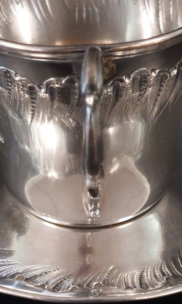 TASSE ET SA SOUS-TASSE en argent

Poinçon...
