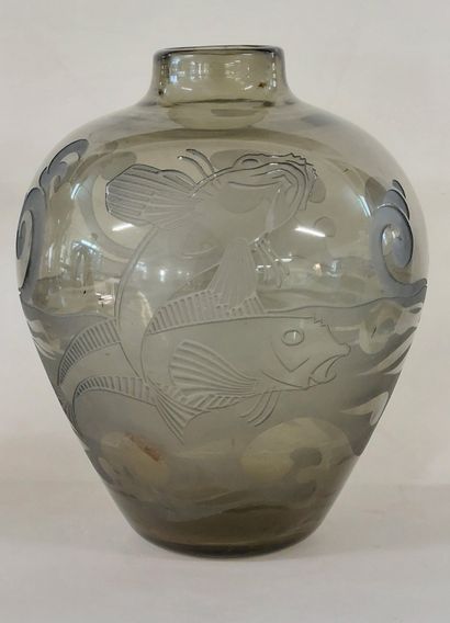 VASE ART DECO en verre pressé moulé à décor...