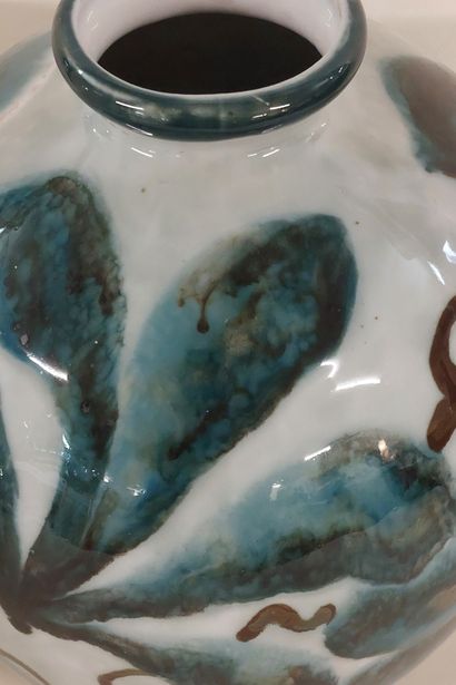 THARAUD LIMOGES

Vase boule en porcelaine...