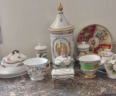 LOT of porcelain objects including:

- medicine...
