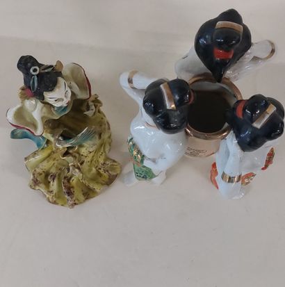 JAPAN

Three geisha vase in Kobe Maruni porcelain...