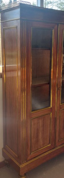 VITRINE in mahogany and mahogany veneer opening...