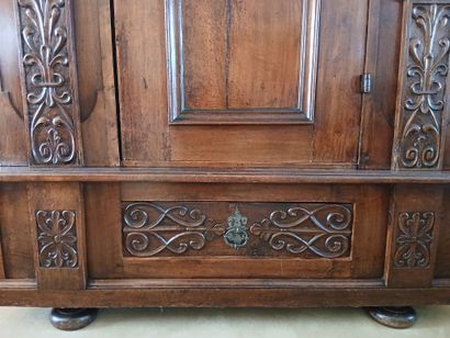 GERMAN BONNETIERE in molded and carved natural...