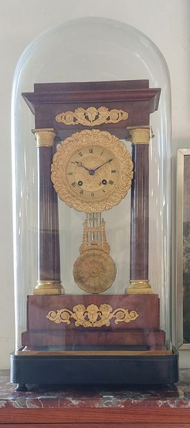 PENDULE en acajou et placage d'acajou, quatre...