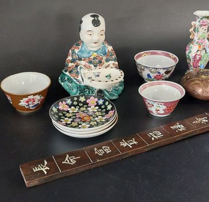 CHINA

Lot including a saleron, small bowls,...