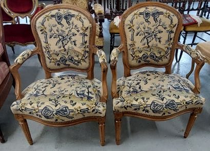 PAIR OF ARMCHAIRS in natural wood, fluted...