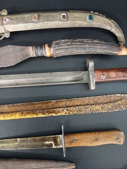 LOT de sabres, baïonnettes, poignards 

(en...
