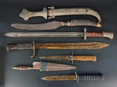 LOT de sabres, baïonnettes, poignards 

(en...