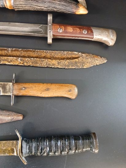 LOT de sabres, baïonnettes, poignards 

(en...
