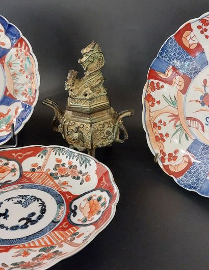 IMARI

Trois assiettes en porcelaine d'Imari...