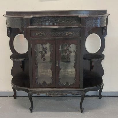 VITRINE in mahogany and mahogany veneer opening...