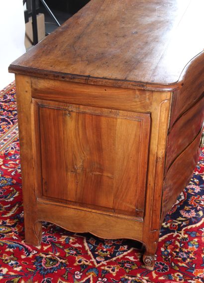 Commode en noyer à façade galbée, ouvrant...