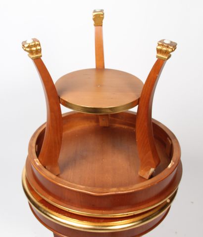 PETITE TABLE GUÉRIDON
avec un plateau d’entrejambe....