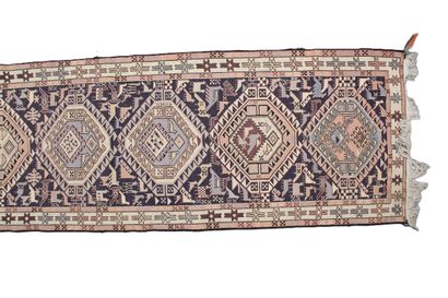 TAPIS GALERIE KILIM
à décor de six médaillons,...