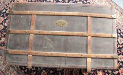MALLE DE VOYAGE
en cuir et renforts de bois,...