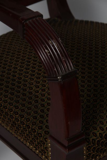 LOT DE DEUX FAUTEUILS
-	Un fauteuil de style...