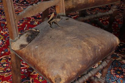 Quatre chassis de chaise Louis XIII en noyer,...