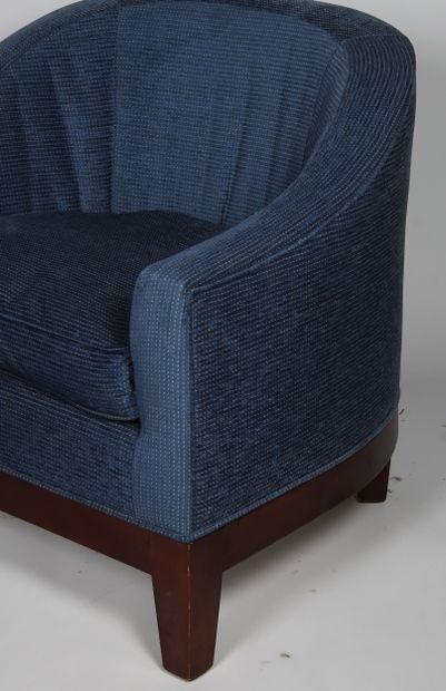 LARGE FAUTEUIL GONDOLE
en tissu bleu. Piètement...