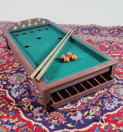 Petit billard de table, en bois naturel et...