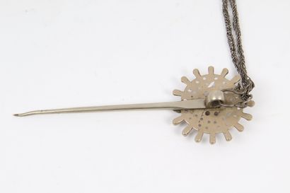 LARGE FIBRE AND CHAIN, in metal with radiating...
