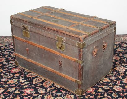 MALLE DE VOYAGE
en cuir et renforts de bois,...