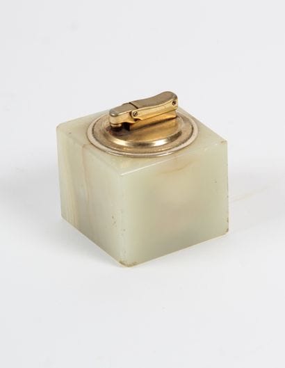 BRIQUET DE TABLE, alabaster base.
H.6.5 x...